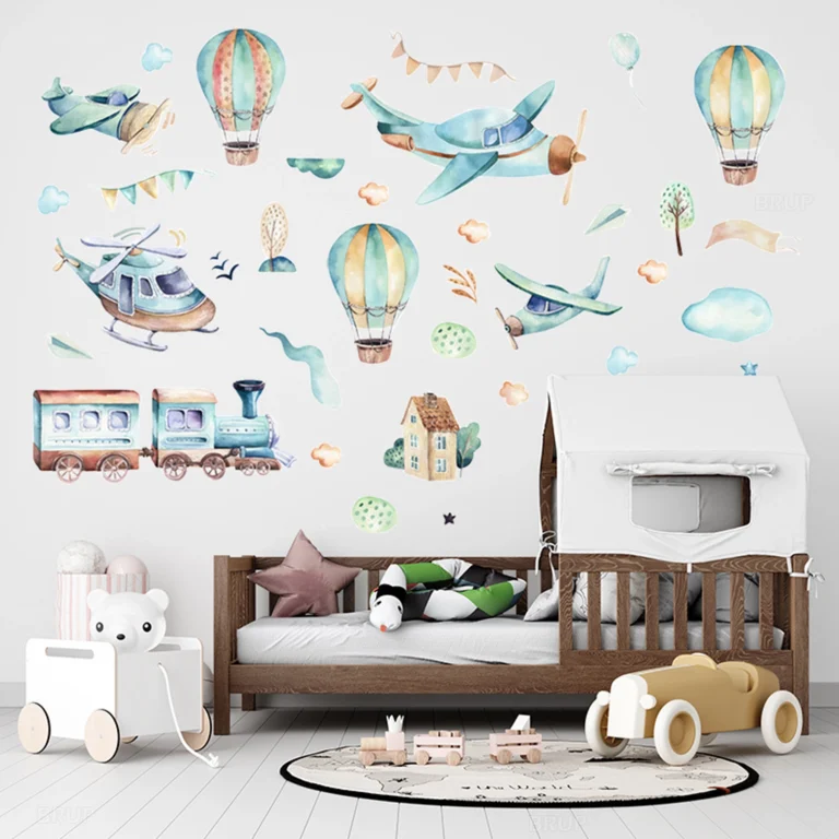 SIPO wall stickers: aeroplanes and balloons. – wall decoration above the bed: pastel-coloured vehicles, houses and clouds.
