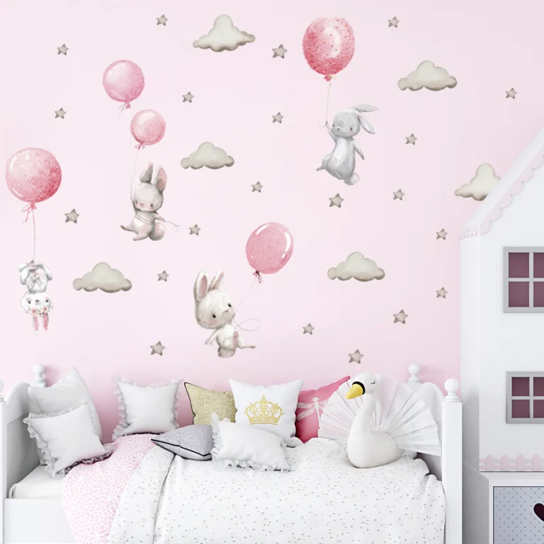 SIPO naklejki na ścianę – wizualizacja zestawu w pokoju dziewczynki: króliczki z balonami, rozproszone gwiazdki oraz chmurki na ścianie.