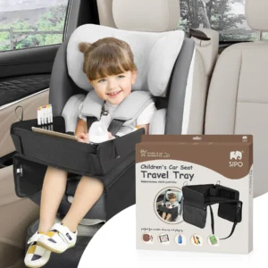 Sipo samochodowy stolik podróżny do fotelika – dziecko siedzące w foteliku z zamontowanym stolikiem.