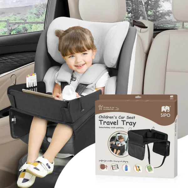 Sipo samochodowy stolik podróżny do fotelika – dziecko siedzące w foteliku z zamontowanym stolikiem.