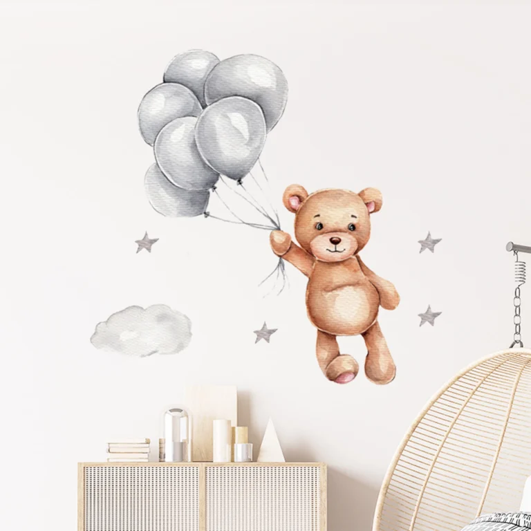 SIPO naklejki na ścianę uroczy brązowy miś z balonami w aranżacji pokoju dziecka, dekoracja z chmurką i gwiazdkami.