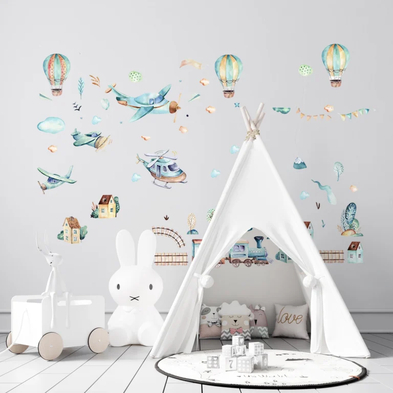 SIPO naklejki na ścianę – dekoracja nad kącikiem zabaw: samoloty, śmigłowiec, balony na gorące powietrze, małe chmurki i wagoniki pociągu.