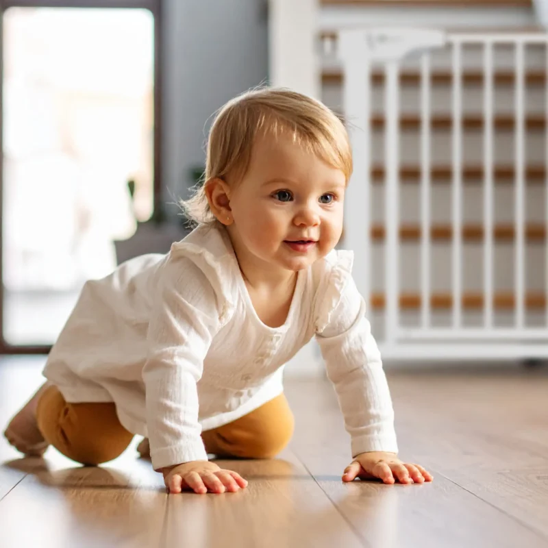 Bramka zabezpieczająca na schody blokująca dostęp małemu dziecku
