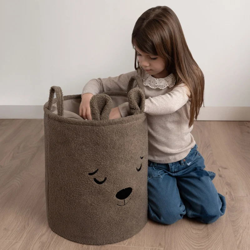 SIPO kosz na zabawki XL premium bouclé, zamykany na ściągacz – Brązowy Miś w aranżacji z dzieckiem.
