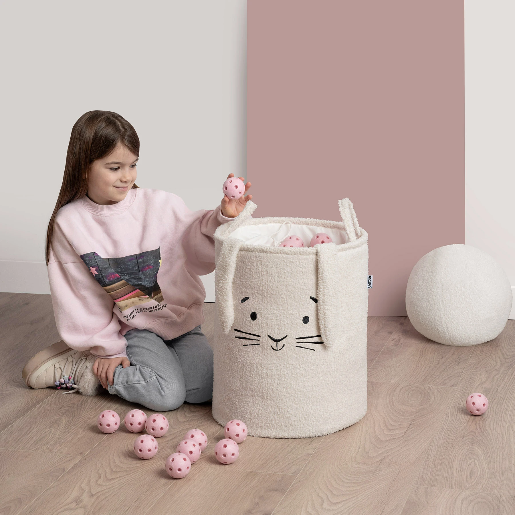 SIPO kosz na zabawki XL premium bouclé Kremowy Królik, miękki organizer dziecięcy w codziennym użyciu.