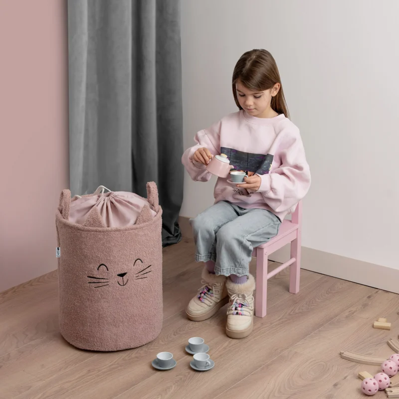 SIPO kosz na zabawki XL premium bouclé – Różowy Kotek w aranżacji z dzieckiem.